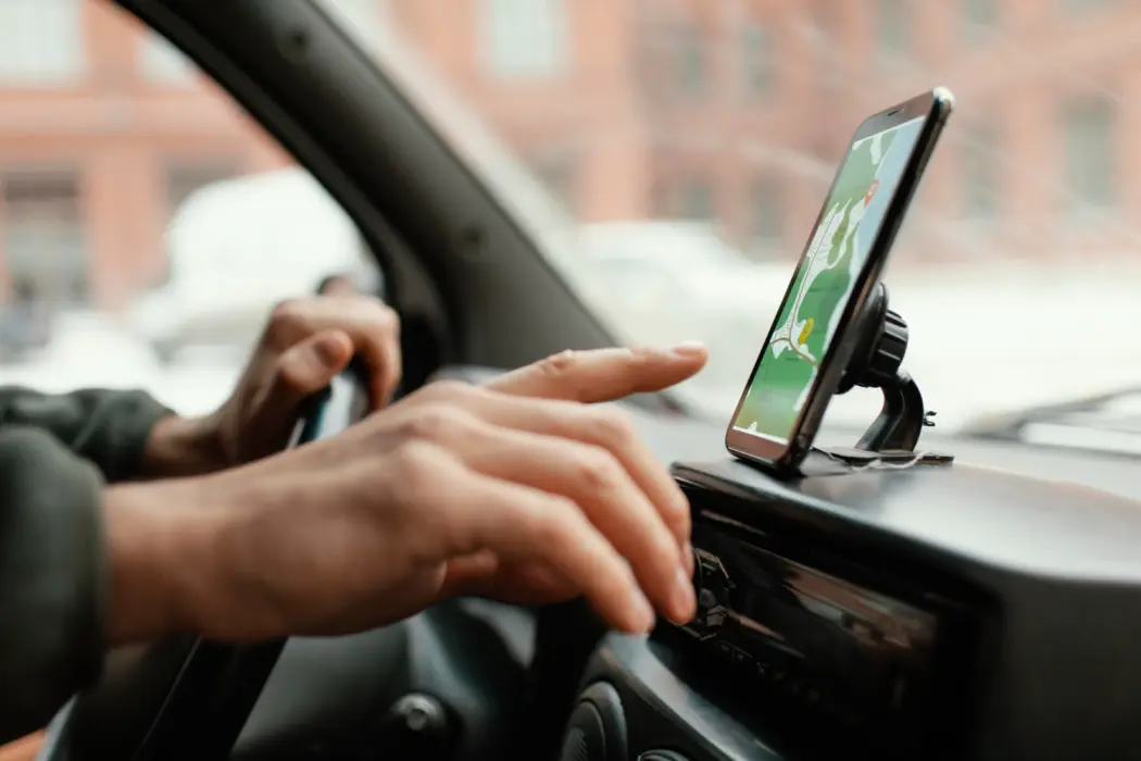 Bezpieczeństwo na drodze z marką Forcell - uchwyt na telefon