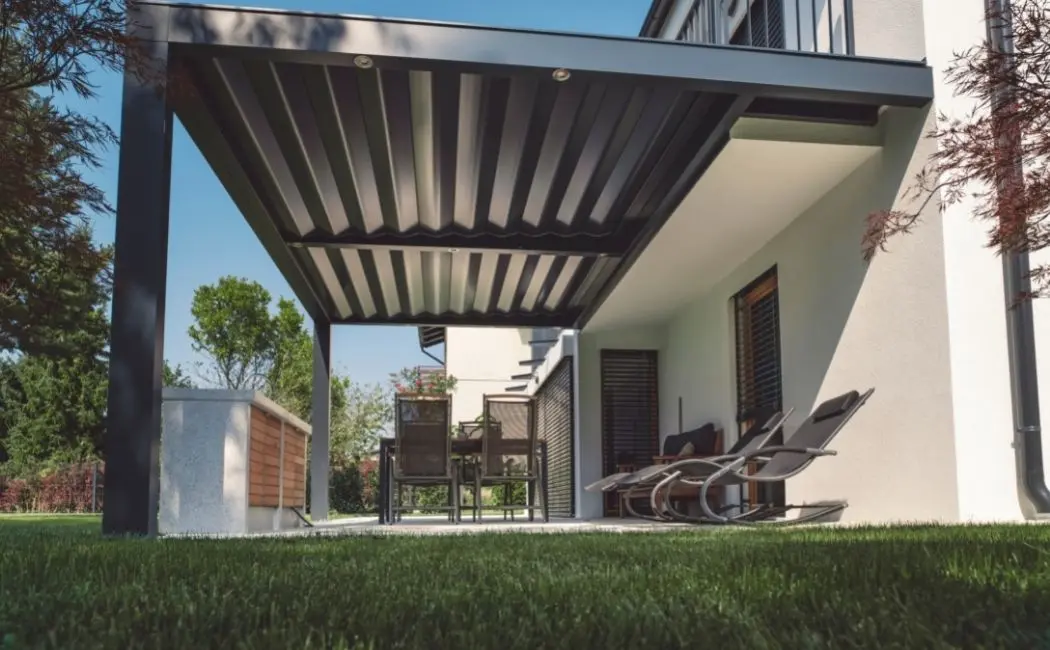Praktyczna i solidna pergola na tarasie