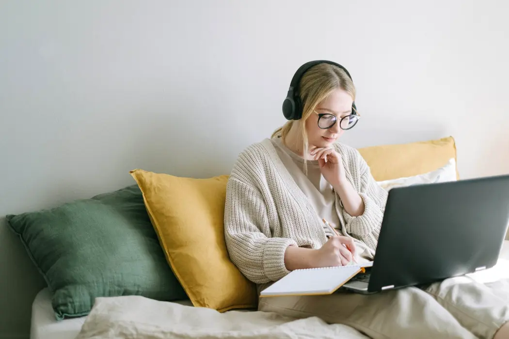 Jak wyglądają, dla kogo są i jakie zalety mają studia on-line?