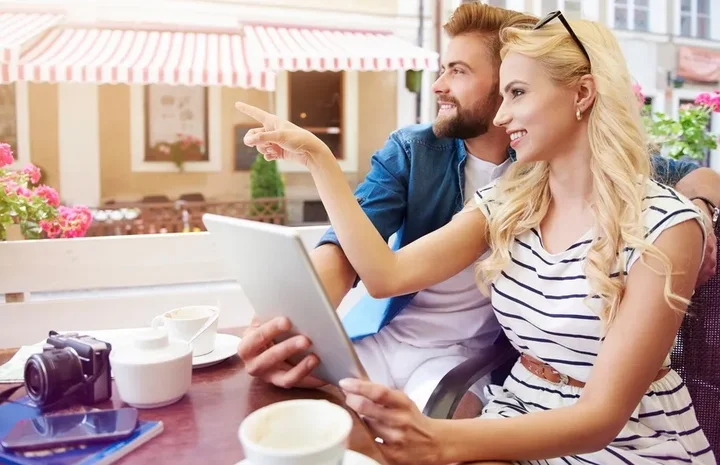 Jak skutecznie przyciągać uwagę klientów w przestrzeni miejskiej?