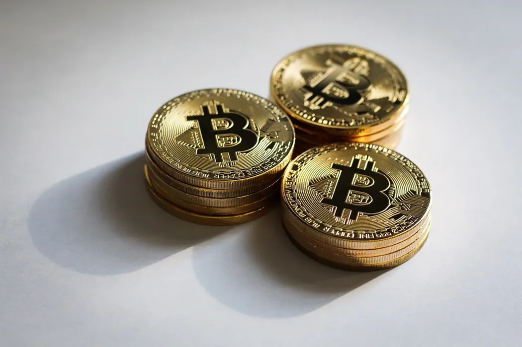 Kiedy warto zainwestować w Bitcoin? Zobacz, co wpływa na jego kurs!