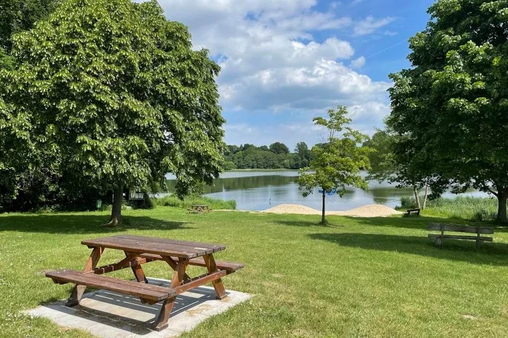 Jak sprawdzić dostęp do jeziora w ogłoszeniu działki