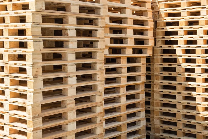 Normy i standardy dla europalet – co warto wiedzieć?