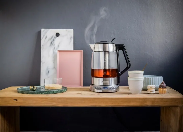Jak wybrać czajnik elektryczny? Kluczowe funkcje, pojemność i materiały obudowy
