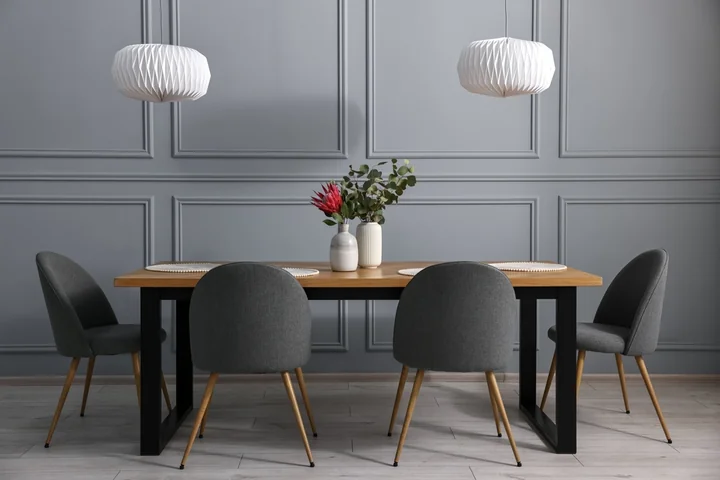 Jakie materiały sprawdzą się najlepiej przy szarych krzesłach?