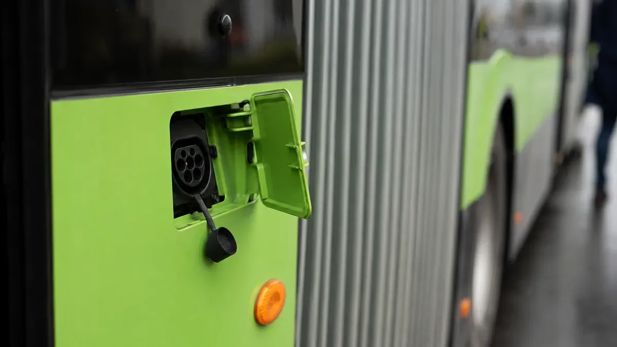 Zabytkowy Jelcz obok nowoczesnego autobusu. Tak wyglądał piknik ZTM