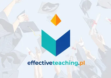 Logo effectiveteaching.pl otoczone absolwentami podrzucającymi birety i dyplomy.
