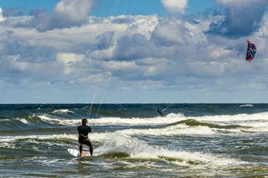Gdzie najlepiej uczyć się kitesurfingu? Jak wybrać idealne miejsce na pierwszy kurs
