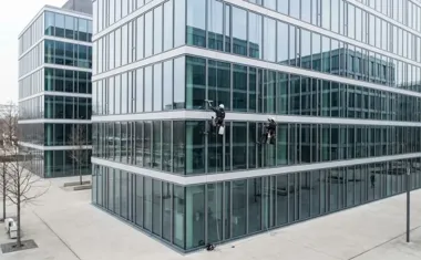 Mycie elewacji i fasad szklanych — kiedy standard nie wystarczy