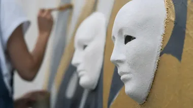 Papierowy komiks o równości. Teatr Miniatura wraca do lat 80.
