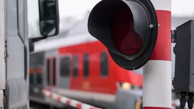 TIR zderzył się z pociągiem w Gdańsku. Cztery osoby zostały poszkodowane