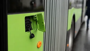 Zabytkowy Jelcz obok nowoczesnego autobusu. Tak wyglądał piknik ZTM