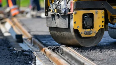 Tramwaje wracają na Podwale Przedmiejskie, ale objazdy autobusów zostają