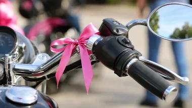 Różowa fala 150 motocykli przejechała przez Oliwę. Wcześniej przebadano 300 osób