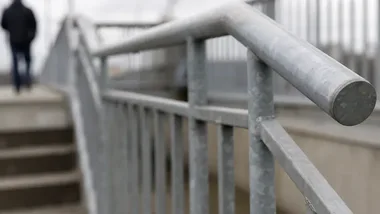 Nowy wiadukt nad Trasą Sucharskiego nabiera kształtu. Trwa budowa muru