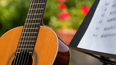 Romantyczna gitara zabrzmi w salonie Jane Stirling