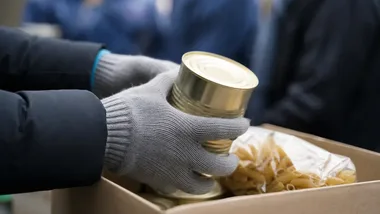 Czapki, koce i 128 par skarpet. „OtuliMy” znów pomaga potrzebującym