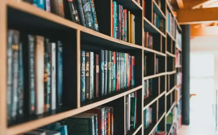 Zimowe warsztaty w filii biblioteki - bajki, papierowe renifery i zabawy z tabletami.