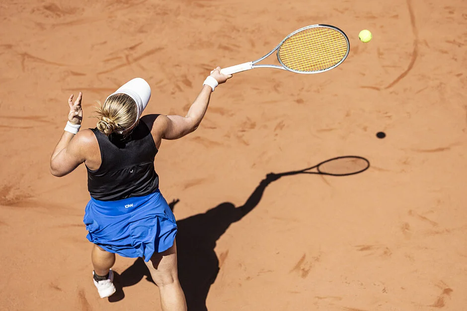 Grafika promocyjna wydarzenia Lotto Tenis Show: mecz pokazowy Mai Chwalińskiej z Lindą Noskovą