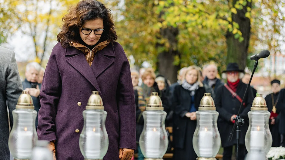 Grafika promocyjna wydarzenia Międzyreligijna modlitwa na Cmentarzu Nieistniejących Cmentarzy w Gdańsku