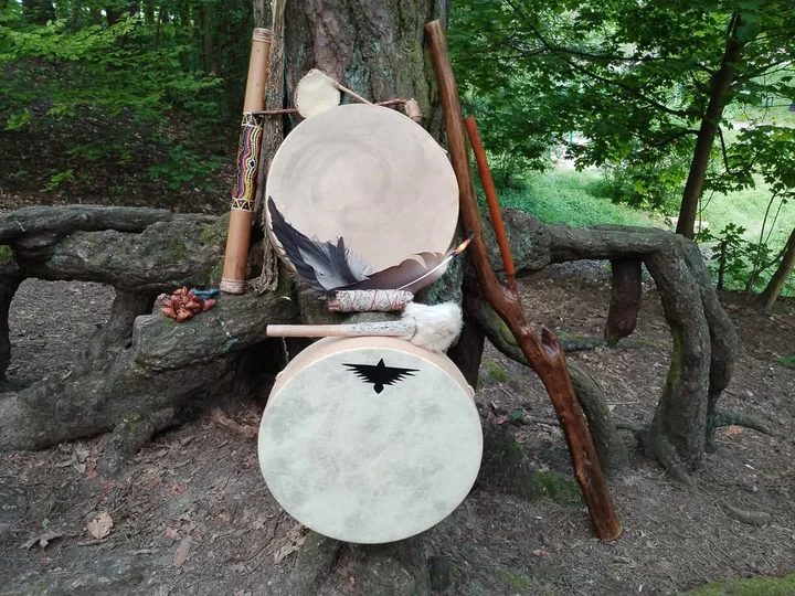 Grafika promocyjna wydarzenia Szamański Krąg (Gdańsk) — podróż wizjonerska przy bębnie