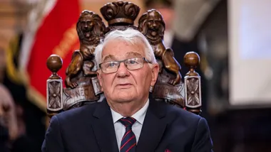Grafika promocyjna wydarzenia Benefis prof. Janusza Czerwińskiego z okazji 90. urodzin