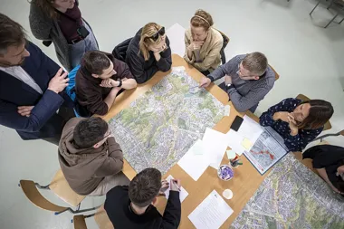 Grafika promocyjna wydarzenia Warsztaty design thinking o lokalnych centrach przy przystankach PKM Południe