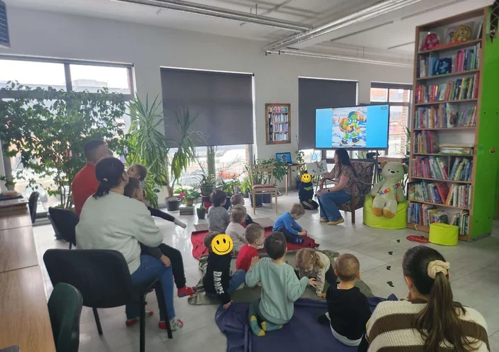 Przedszkolaki odkrywają bibliotekę - Franklin, regały i pierwsze wypożyczenie