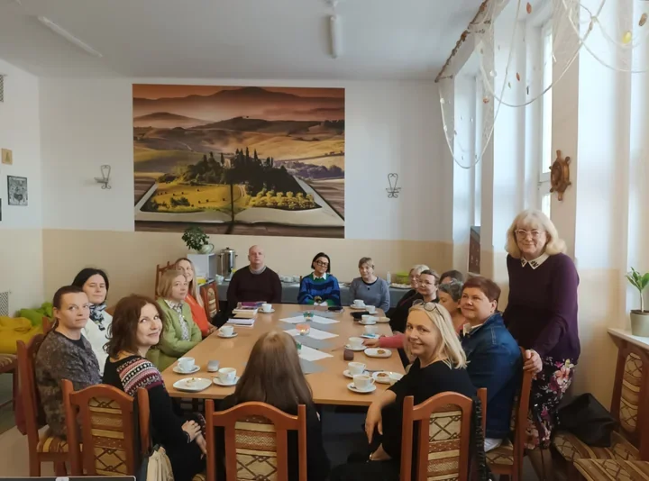 Szkolna biblioteka jako oddech od ekranów - jak zadbać o dobrostan cyfrowy
