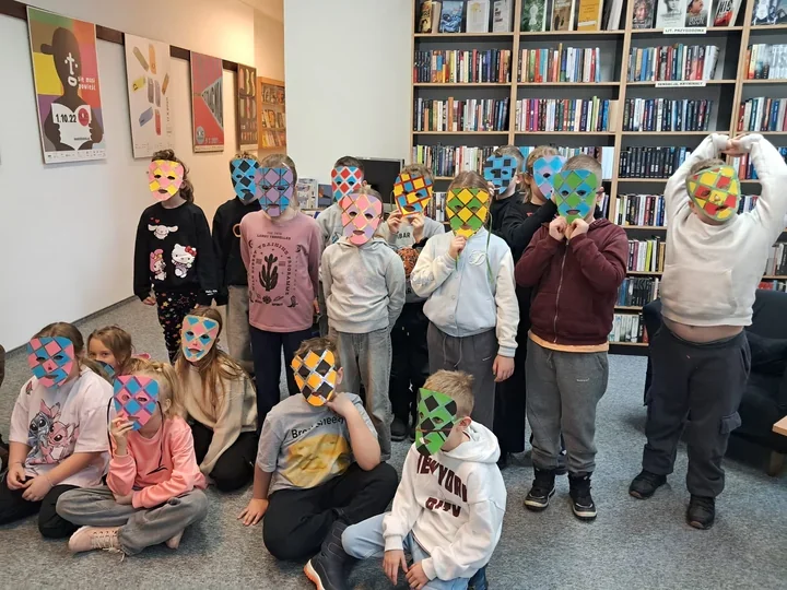 Dzieci odkrywają karnawałowe maski - warsztaty pełne kolorów i historii