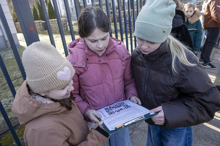 Na szkolnym płocie gra o odpadach – uczniowie testują Czyste Miasto Gdańsk