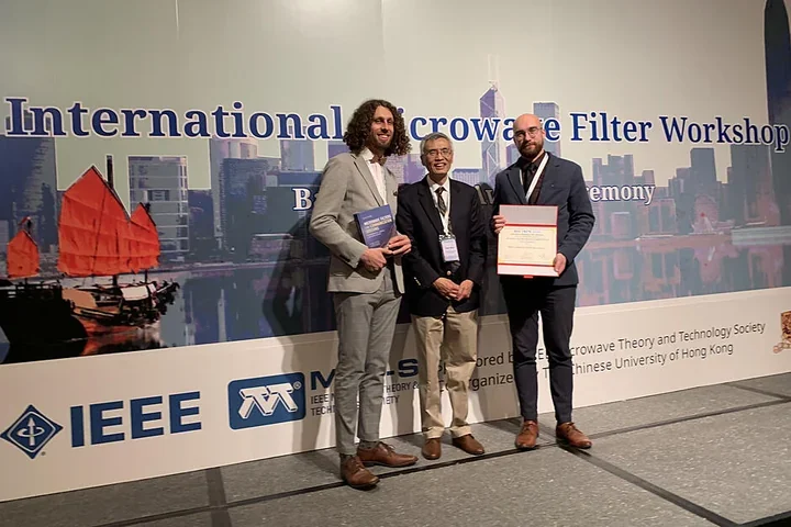 Doktoranci Politechniki Gdańskiej triumfują w Hongkongu z filtrem dla 5G