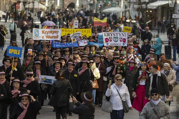 Krystyny opanowały Gdańsk – kolorowa parada z kapeluszami i hejnałem