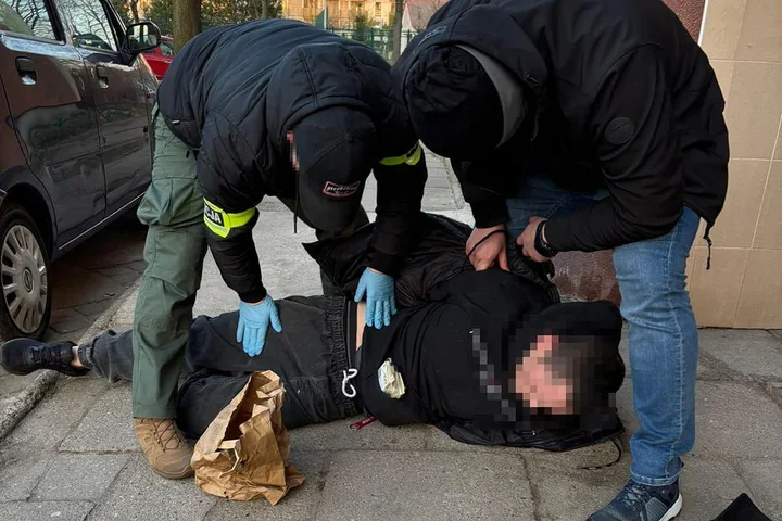 Fałszywy policjant wpadł z torbą pieniędzy i może mieć więcej ofiar