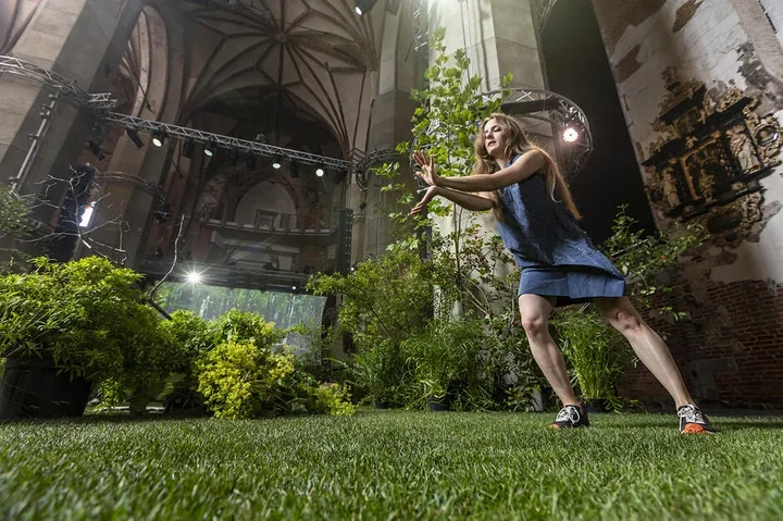 LeŚnia powraca na papier – książka przywraca las w gotyckim wnętrzu