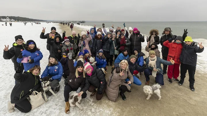 Psy, plaża i profilaktyka mózgu – terapeutyczny spacer w Brzeźnie