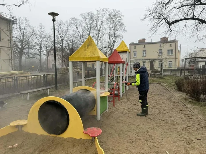 Wiosenne porządki ruszyły na placach zabaw i w parkach całego Gdańska