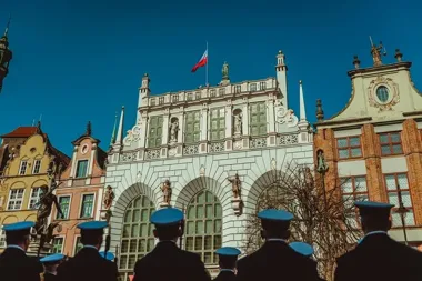 Biało-czerwona nad Dworzem Artusa przypomniała, jak Gdańsk wracał do Polski