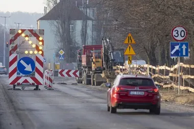 Ciężki sprzęt na Alei Hallera – rusza roczny remont fragmentu alei