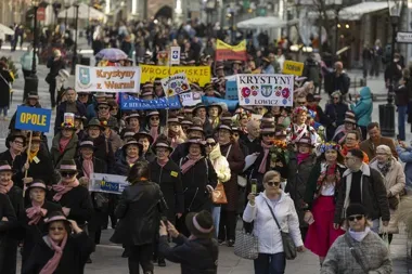 Krystyny opanowały Gdańsk – kolorowa parada z kapeluszami i hejnałem