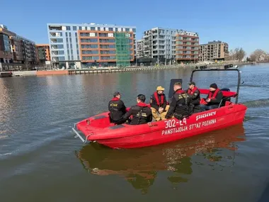 Gdańscy strażacy zdali wodny egzamin i na kilka dni zeszli z lądu