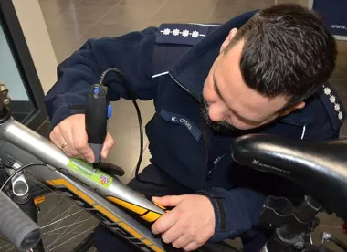 W Gdańsku znakują rowery, a grawer ma zniechęcić złodziei już na starcie