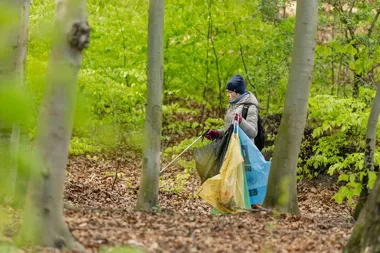 Niedźwiednik szykuje akcję, która sprząta las i otwiera trudną rozmowę