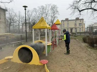 Wiosenne porządki ruszyły na placach zabaw i w parkach całego Gdańska