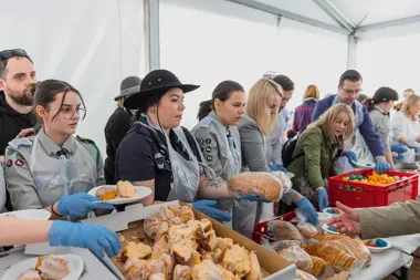 W gdańskim namiocie wielkanocny stół znów połączy potrzebujących i harcerzy