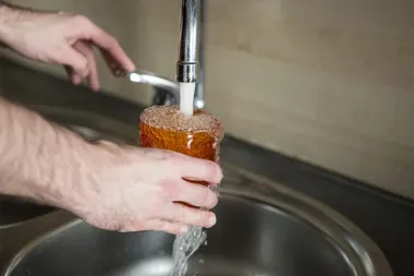 Zielona woda w kranie to sygnał dla GPEC, nie domowa awaria