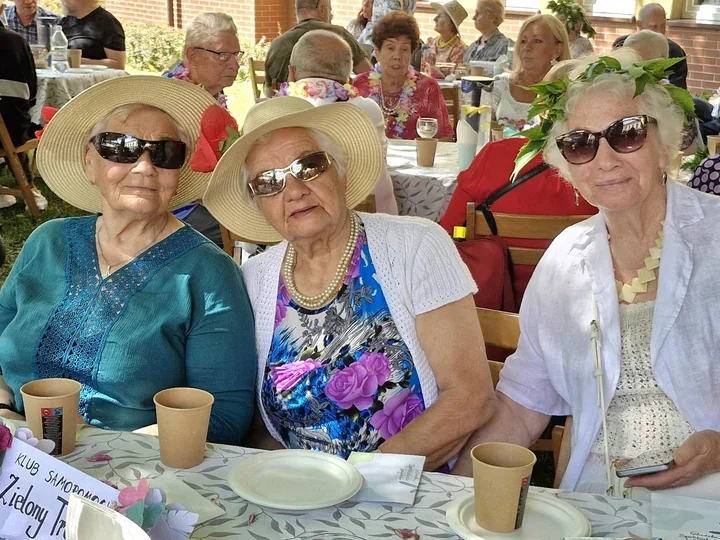 Seniorzy tańczyli w ogrodzie Ostoi. Gdańskie spotkanie połączyło zabawę i profilaktykę