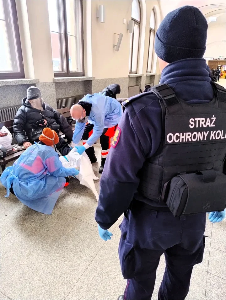 Patrol MOPR, ratownicy i ochrona – wspólna akcja pomocy na dworcu