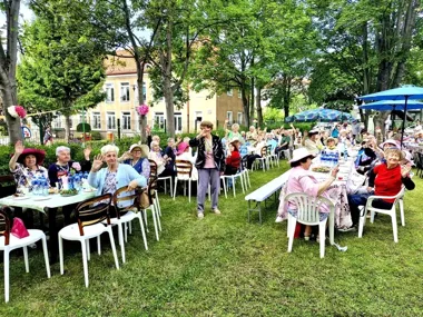Potańcówka i bezpieczeństwo dla seniorów w Ostoi. W tle wianki i sport