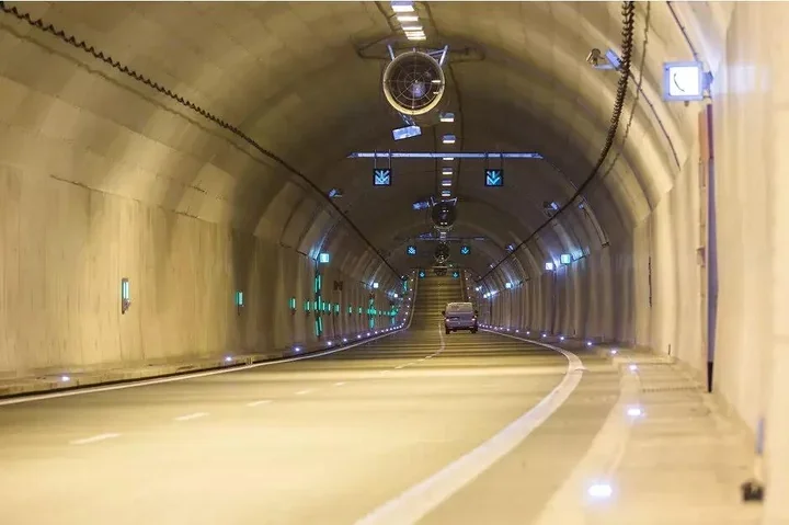 Krótkie zamknięcia tunelu pod Martwą Wisłą z powodu oblodzenia